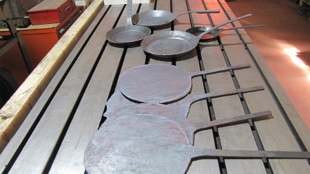 geschmiedete Pfannen mit Rohlingen.JPG - Geschmiedete Pfannen und Rohlinge